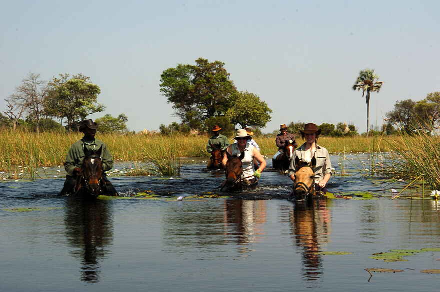 Macatoo Camp: Ausritt durch tiefes Wasser Macatoo Camp: Ausritt durch tiefes Wasser