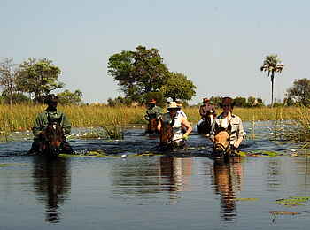 Macatoo Camp: Ausritt durch tiefes Wasser
