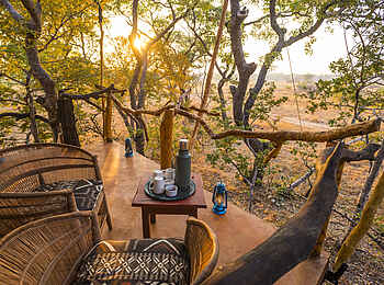 Mukambi Fig Tree Bush Camp: Trinken Sie ein heißes Getränk am Morgen auf Ihrer privaten Veranda