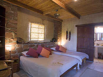 Okonjima Plains Camp: Garden Room Interieur Okonjima Plains Camp: Garden Room Interieur