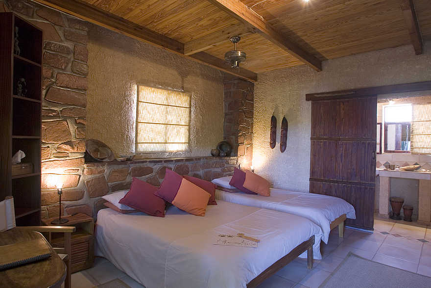 Okonjima Plains Camp: Garden Room Interieur Okonjima Plains Camp: Garden Room Interieur