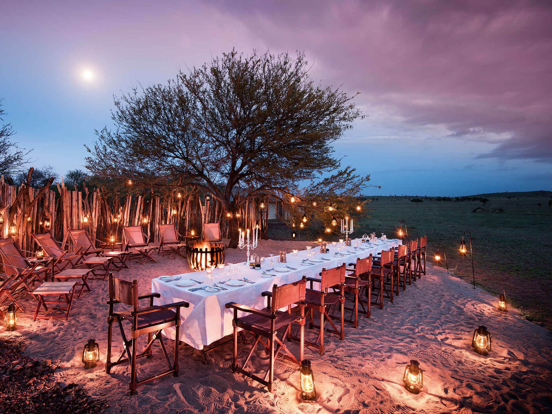 Camp, Nyaruswiga Plains, One Nature, One Nature Nyaruswiga, Serengeti, Serengeti, Seronera, Tented Camp, Zentrale Serengeti, Boma, Dinner, Sonnenuntergang, Afrikarma, Afrikarma GmbH, Afrikarma Safaris, Wildnis. Hautnah.