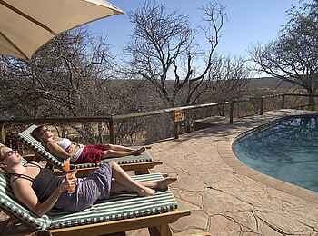Ongava Lodge: Sonnenbad am Pool Ongava Lodge: Sonnenbad am Pool