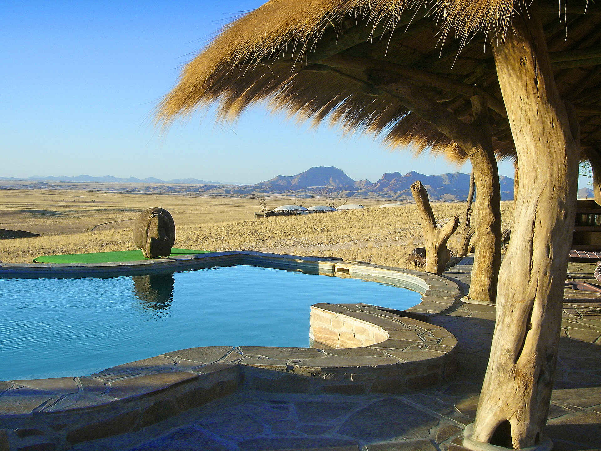 Namib-Naukluft-Nationalpark, Rostock Ritz Desert Lodge, Sesriem, Sossusvlei, Infinity Pool, Landschaft, Swimming Pool, Afrikarma, Afrikarma Safaris, Afrikarma Safaris - Wildnis. Hautnah., Afrikarma.de