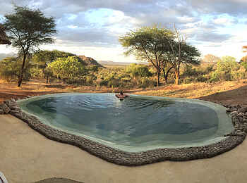 Sarara Camp: Swimmingpool mit Ausblick Sarara Camp: Swimmingpool mit Ausblick