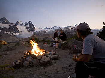 Tweedsmuir Park Lodge: Lagerfeuer auf dem Gipfel