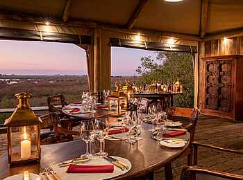 Zarafa Camp: Gedeckte Dinnertafel Zarafa Camp: Gedeckte Dinnertafel