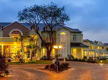 Hemingways Nairobi: Vorfahrt Hemingways Nairobi: Vorfahrt