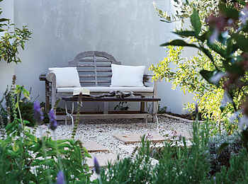 Leisure Isle Lodge: Bank im Freien