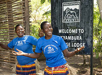 Volcanoes Kyambura Gorge Lodge: Tanzende Frauen Volcanoes Kyambura Gorge Lodge: Tanzende Frauen