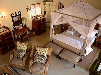 Camelthorn Lodge: Blick in ein Gästechalet von der Maisonette Camelthorn Lodge: Blick in ein Gästechalet von der Maisonette