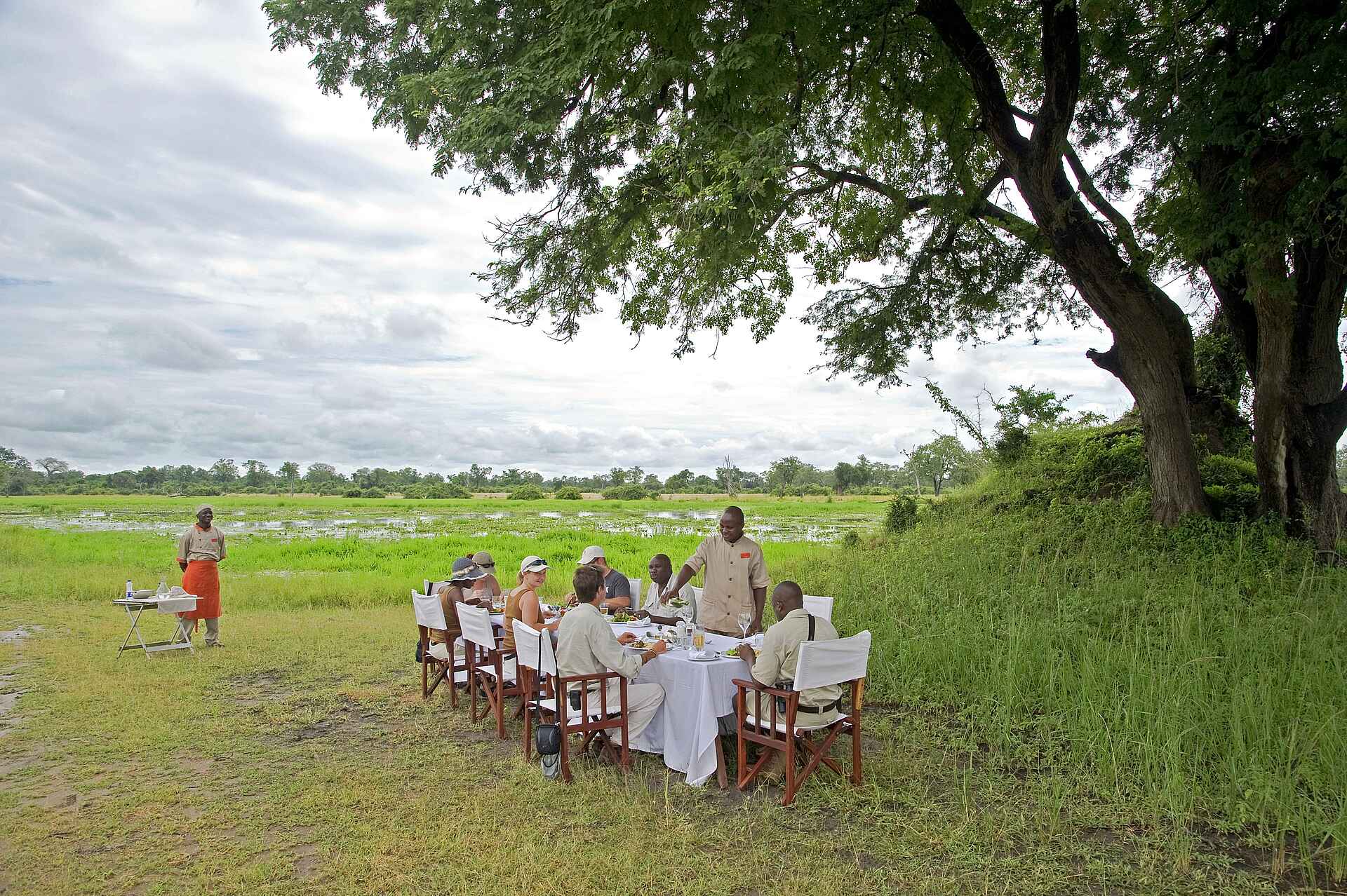 Chichele Presidential, Kaunda, Leoparden, Luangwa-Tal, Sanctuary Retreats, South Luangwa National Park, Aktivitäten, Lagune, Lunch, Afrikarma, Afrikarma Safaris, afrikarma Safaris - Wildnis. Hautnah., Afrikarma.de, Begrüßung, Gästechalet, Hauptgebäude, Kenneth Kaunda, Personal, Rezeption