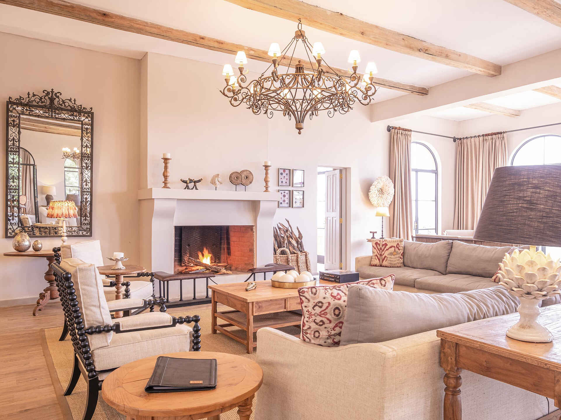 Governors' Mugie: Lounge mit Kamin