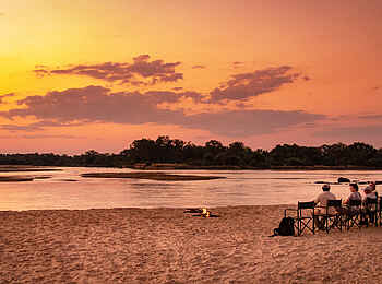 Luambe Horizons Camp: Ein Sundowner am Flussbett