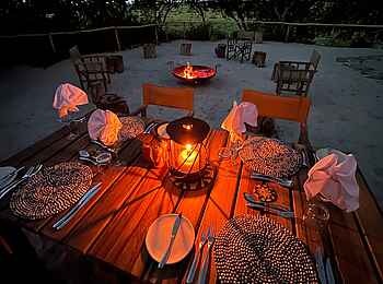 Moela Safari Lodge: Abendstimmung in der Lodge