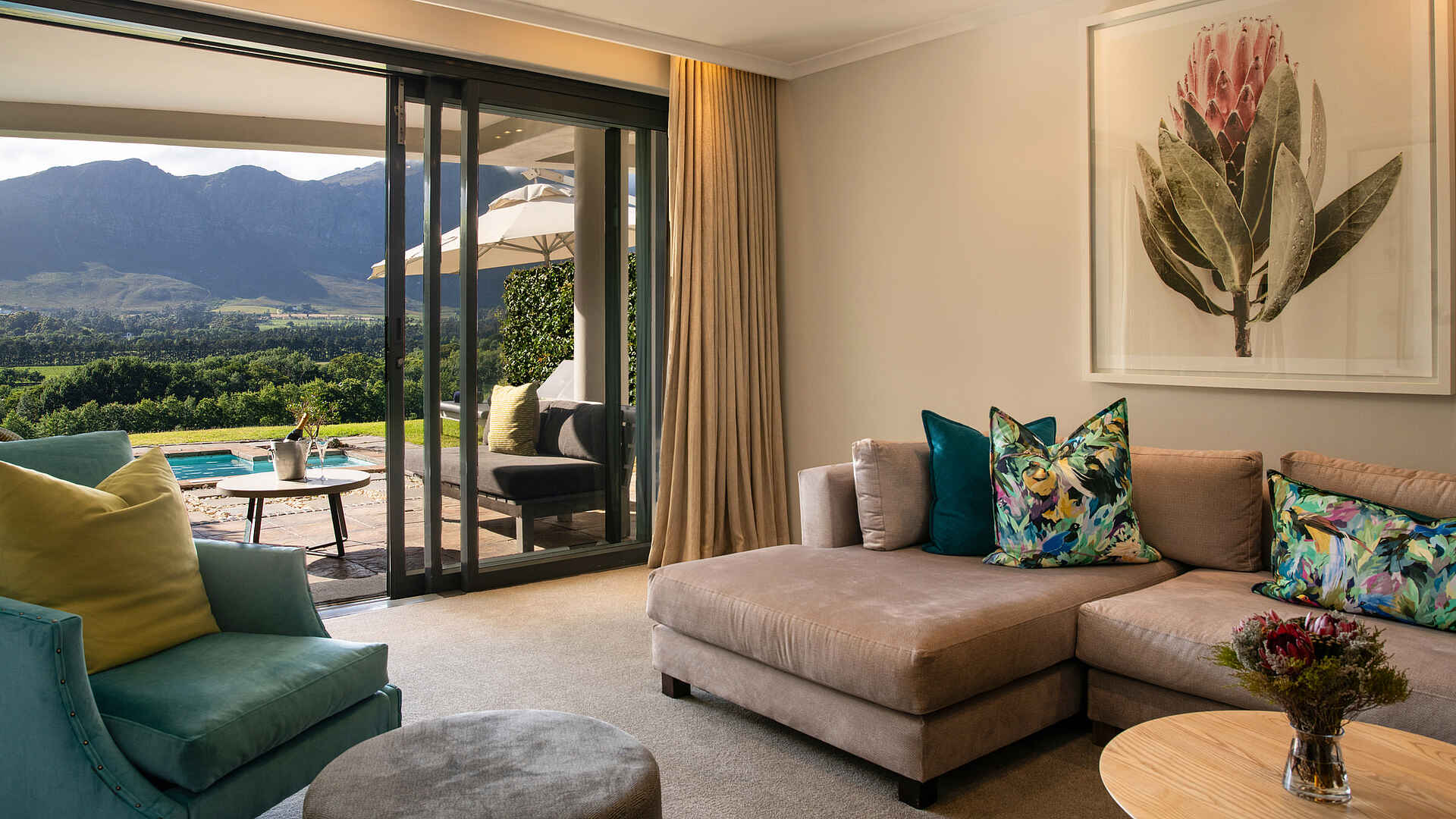 Mont Rochelle Hotel and Vineyard: Cap Classic Room Lounge mit Ausblick