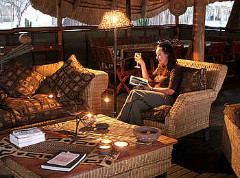 Nanzhila Plains Safari Camp: In der Lounge Nanzhila Plains Safari Camp: In der Lounge