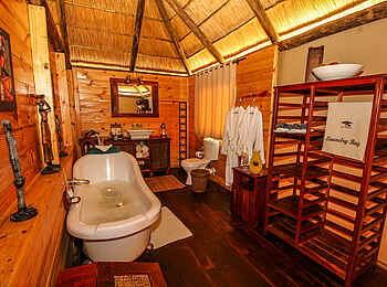 Nehimba Lodge: Badezimmer mit Badewanne Nehimba Lodge: Badezimmer mit Badewanne