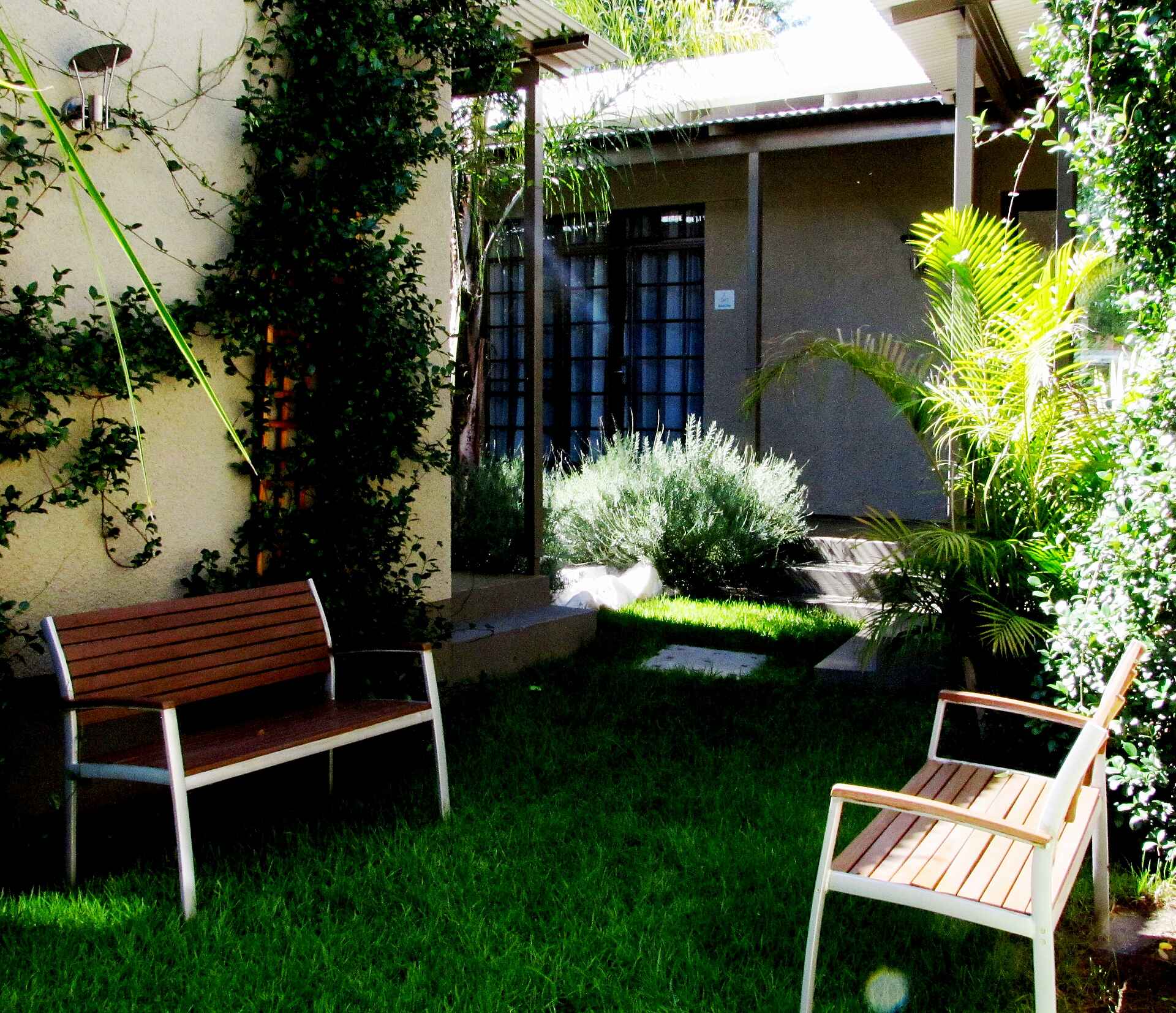B&B, Pension, The Elegant Guesthouse, Windhoek, Bank, Garten, Rasen, Afrikarma, Afrikarma Safaris, Afrikarma.de