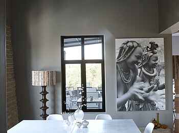 The Olive Exclusive: Restaurant - Himba-Photos an den Wänden