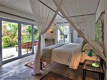 The River Farmhouse: Schlafbereich mit Blick auf Terrasse