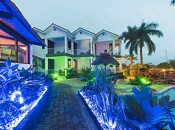 2 Friends Beach Hotel: Abend am Swimming Pool