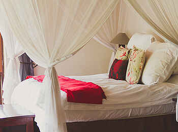 Aberfoyle Lodge: Doppelbett mit Moskitonetz Aberfoyle Lodge: Doppelbett mit Moskitonetz