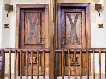 David Livingstone Safari Lodge: Holztüren zu den Zimmern David Livingstone Safari Lodge: Holztüren zu den Zimmern