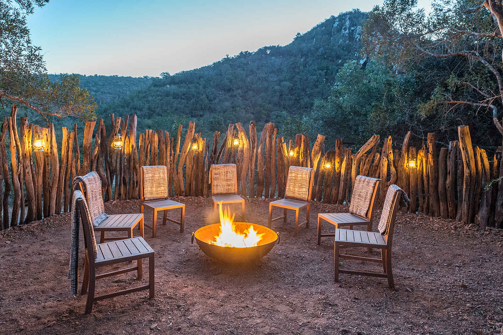 Inzolo Exclusive Game Lodge: Boma mit Stuhlkreis Inzolo Exclusive Game Lodge: Boma mit Stuhlkreis