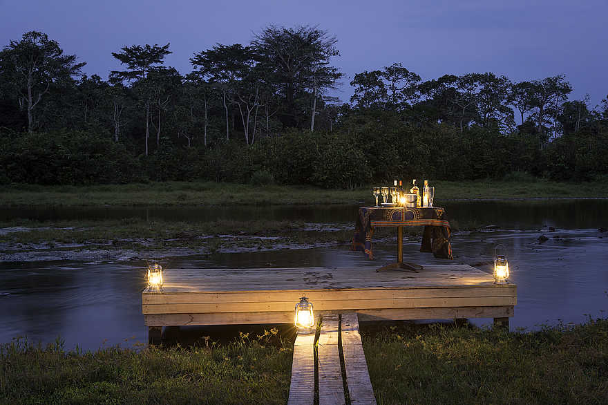 Lango Camp: Sundowner am Fluss Lango Camp: Sundowner am Fluss