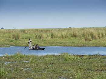 Linyanti Ebony: Mokoro auf offenem Wasser Linyanti Ebony: Mokoro auf offenem Wasser