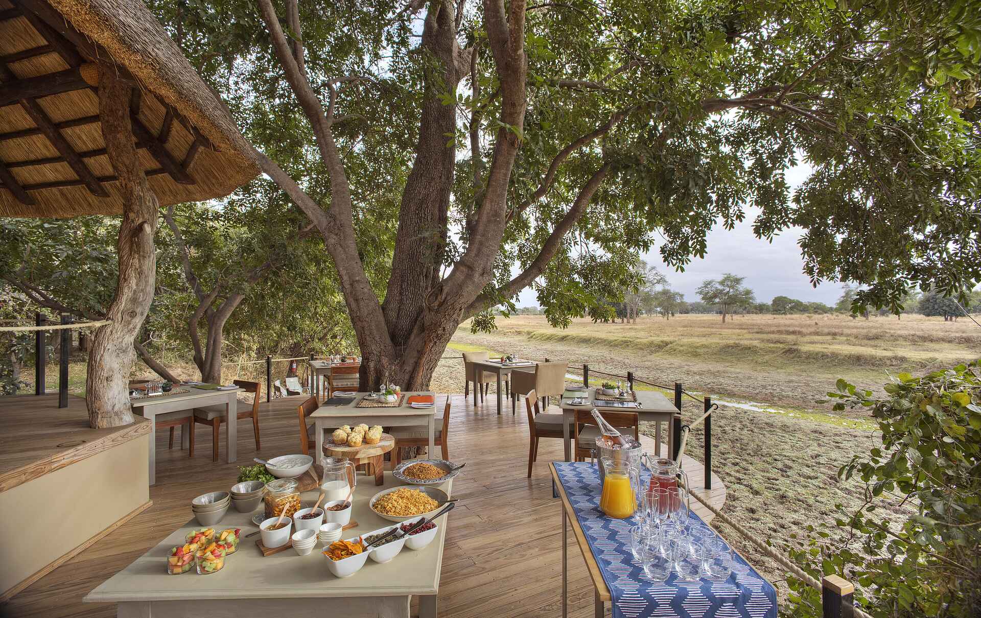 Lion Camp, Luangwa River, South Luangwa National Park, Frühstücksbuffet, Afrikarma, Afrikarma Safaris, Afrikarma Safaris. Wildnis. Hautnah., Afrikarma.de