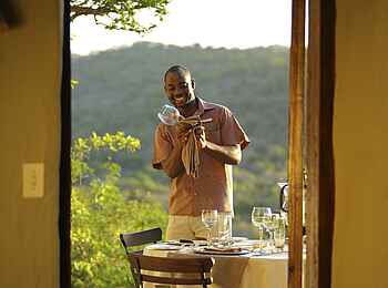 &Beyond Phinda Rock Lodge: Anrichten der Tische &Beyond Phinda Rock Lodge: Anrichten der Tische