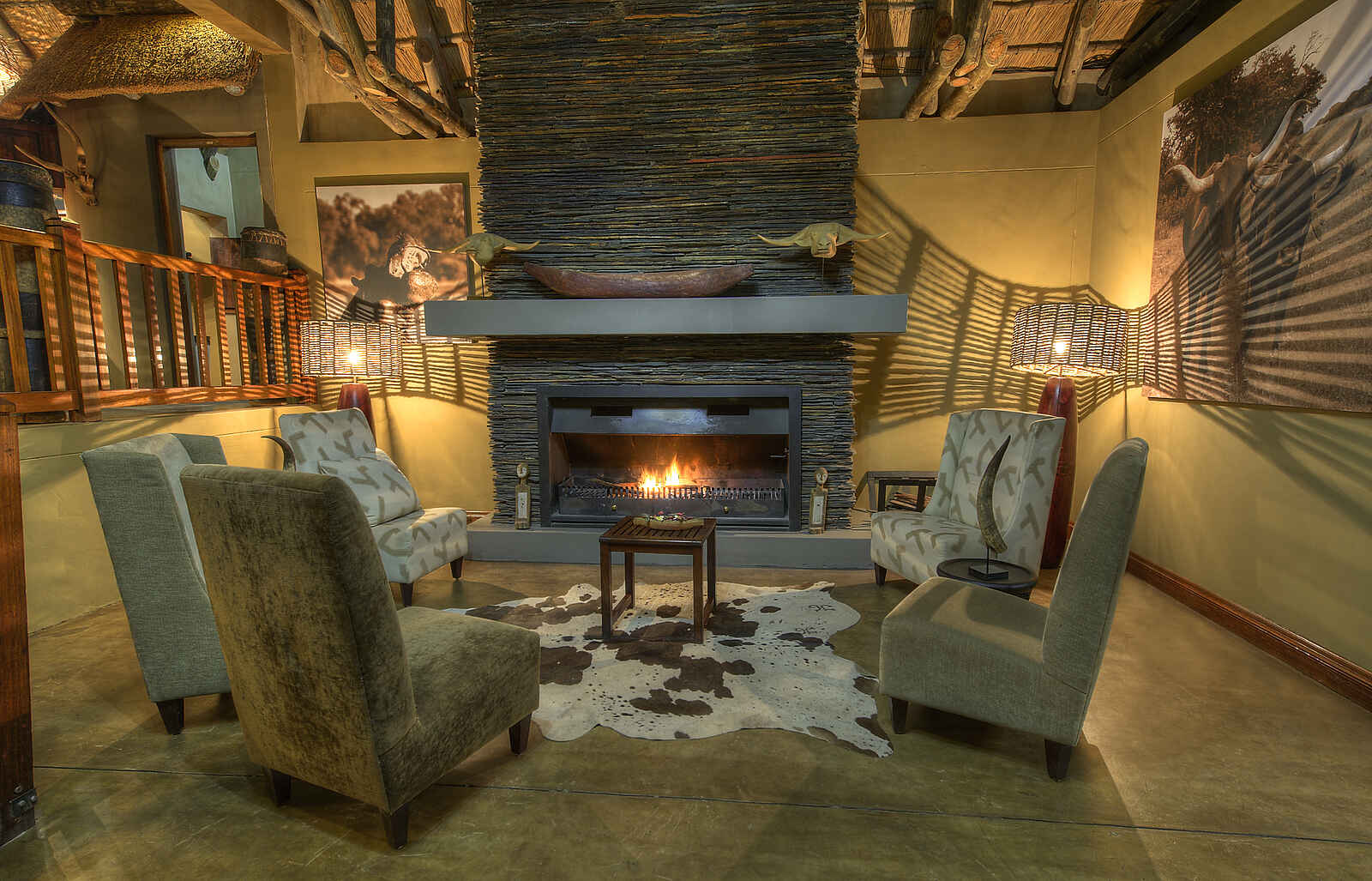 Divava Okavango Lodge and Spa: Feuerstelle in der Lounge Divava Okavango Lodge and Spa: Feuerstelle in der Lounge