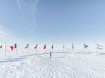 Dixie's Camp: Der Südpol umringt von Flaggen Dixie's Camp: Der Südpol umringt von Flaggen