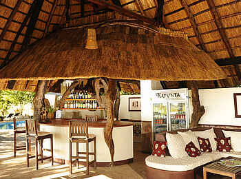 Kafunta River Lodge: Bar mit Innendach