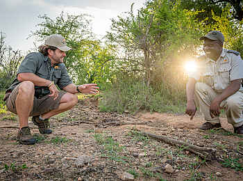 Kambaku Safari Lodge: Fährtensuche Kambaku Safari Lodge: Fährtensuche