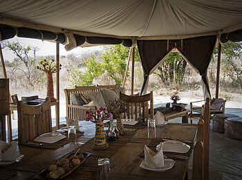 Kigelia Camp: Esstisch im Hauptzelt Kigelia Camp: Esstisch im Hauptzelt