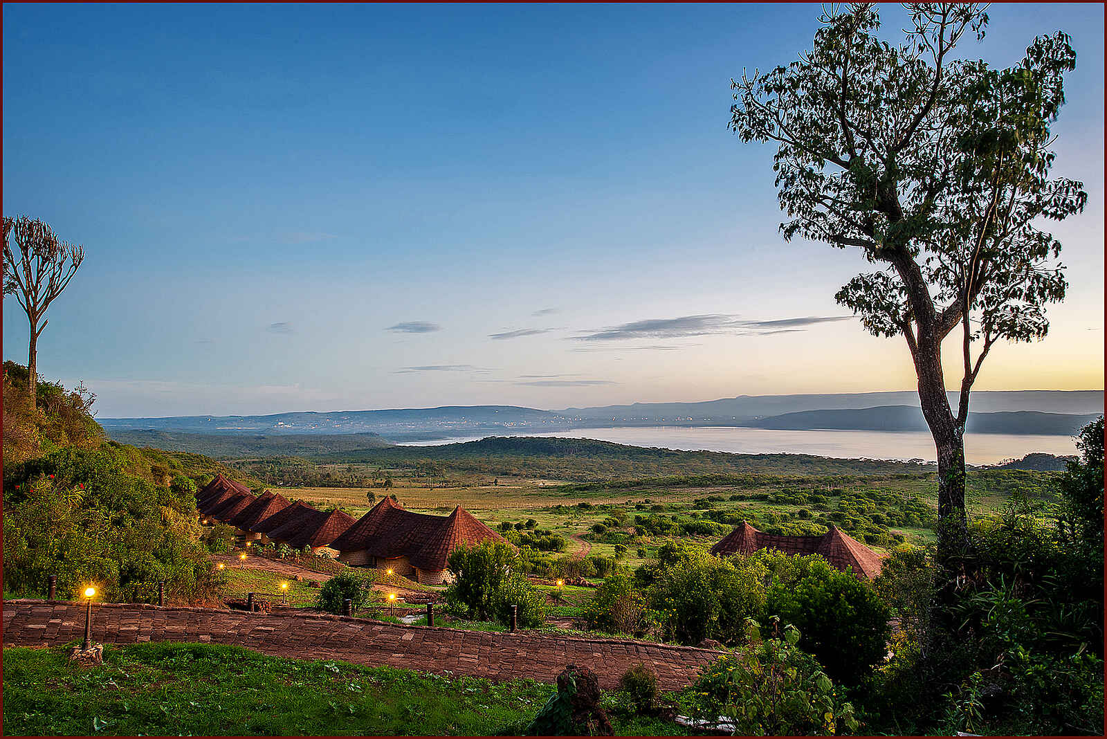 Lake Nakuru Sopa Lodge: Lodge und See Lake Nakuru Sopa Lodge: Lodge und See