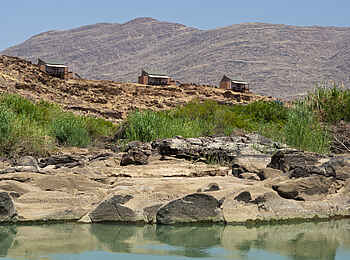 Okahirongo River Camp: Das Camp vom Fluss aus gesehen Okahirongo River Camp: Das Camp vom Fluss aus gesehen