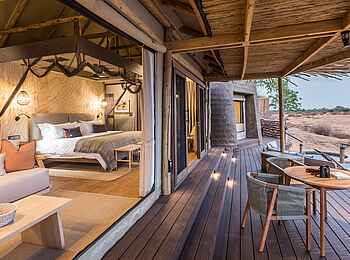 Puku Ridge Camp: Blick ins Schlafzimmer von der Veranda Puku Ridge Camp: Blick ins Schlafzimmer von der Veranda