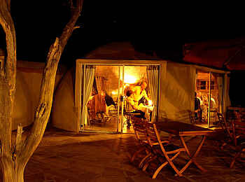 Rostock Ritz Desert Lodge: Speisesaal bei Nacht Rostock Ritz Desert Lodge: Speisesaal bei Nacht