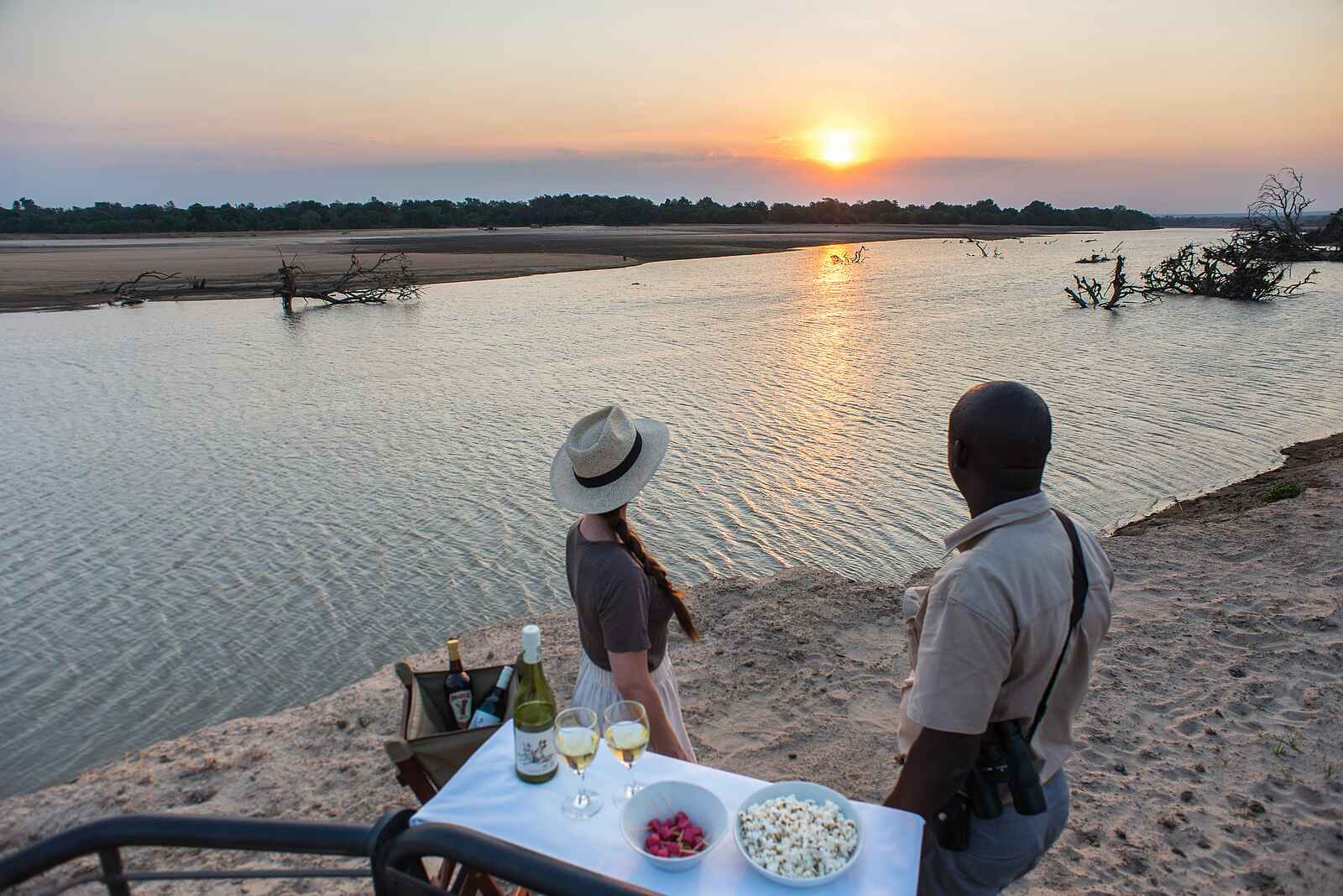 Shawa Luangwa Camp: Sundowner am Fluss Shawa Luangwa Camp: Sundowner am Fluss