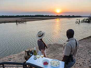 Shawa Luangwa Camp: Sundowner am Fluss Shawa Luangwa Camp: Sundowner am Fluss