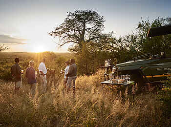Victoria Falls Rapid View Villa: Ein Sundowner Stopp bei einer Pirschfahrt