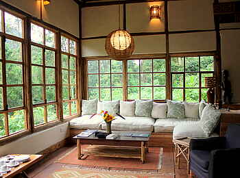 Volcanoes Bwindi Lodge: Gute Aussicht von den Lounge-Sofas