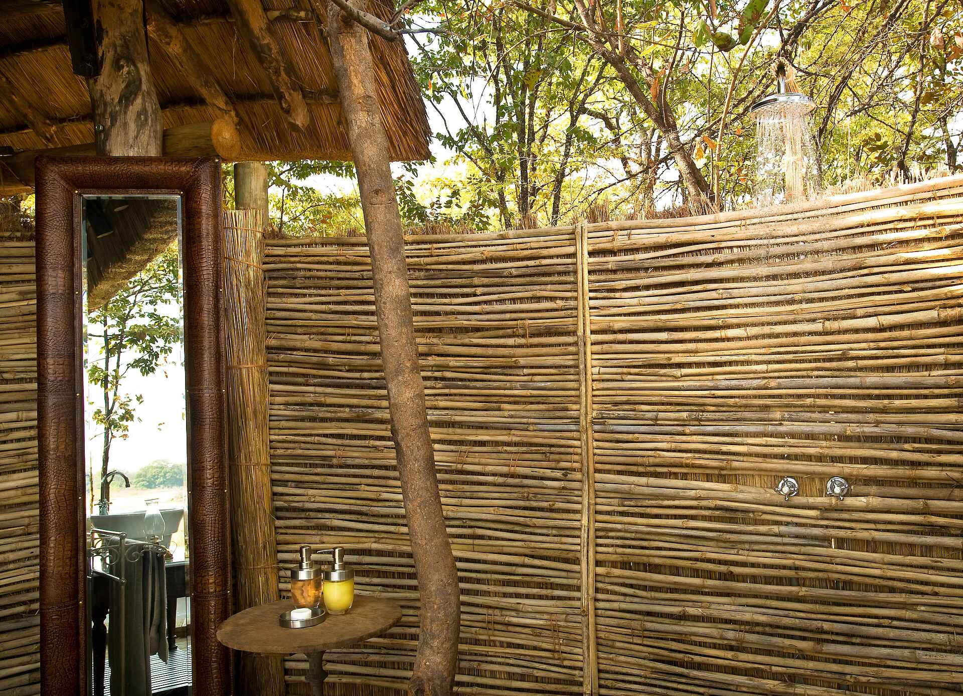 Bushcamp Company, Game Drive, Lagune, Luangwa River, Luangwa-Tal, South Luangwa National Park, Walking Safari, Zungulila Bushcamp, Außendusche, Gästebad, Outdoor Shower, Afrikarma, Afrikarma Safaris, Afrikarma.de, Andy Hogg, Paul Allen