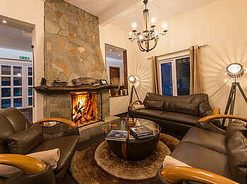 Amakoro Songa Lodge: Sofas mit Kamin Amakoro Songa Lodge: Sofas mit Kamin