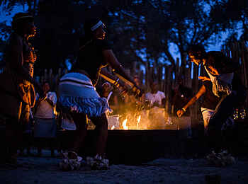 Mombo Camp: Mombo-Chor singt am Feuer Mombo Camp: Mombo-Chor singt am Feuer