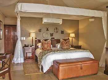 Savanna Lodge: Schlafzimmer der Luxruy Suite im Kolonialstil Savanna Lodge: Schlafzimmer der Luxruy Suite im Kolonialstil